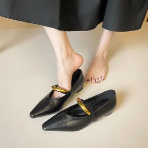 Retro flache Mary Jane Schuhe in Schwarz mit spitzer Kappe und markanter goldener Metallschnalle