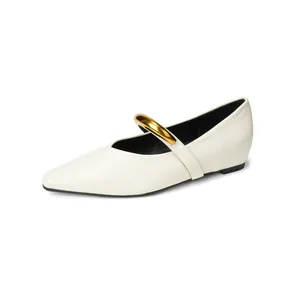Retro Mary Jane Ballerina in Cremeweiß mit spitzer Kappe und großem goldenem Metallring