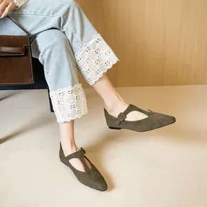 Scarpe basse Mary Jane in camoscio verde oliva con cinturino a T indossate dal modello