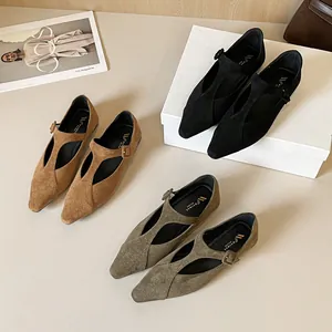 Eleganti ballerine Mary Jane a punta in camoscio nei colori marrone, nero e oliva