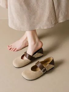Vue de dessus de ballerines Mary Jane rétro avec coutures contrastées beige et marron