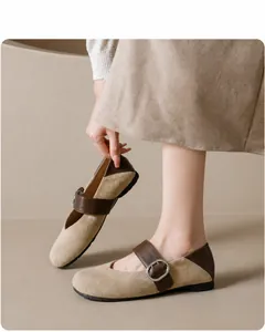 Détails des ballerines Mary Jane vintage en daim beige et bride en cuir marron