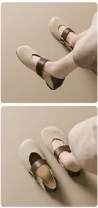 Vue détaillée de ballerines Mary Jane en daim beige avec bride en cuir marron et boucle