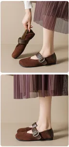 Détail de chaussures Mary Jane léopard avec texture en daim et boucle métallique