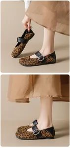 Détail des ballerines Mary Jane à imprimé léopard avec bride en cuir noir et boucle