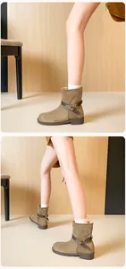 Detail von khakifarbener Wildleder-Stiefelette mit Lederriemen und Metallringschnalle