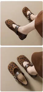 Détail de ballerines Mary Jane à imprimé léopard avec bride en cuir brun et boucle
