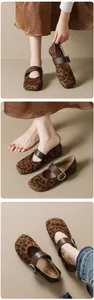 Vues détaillées des ballerines Mary Jane à imprimé léopard avec texture daim et bride