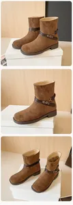 Detailansicht brauner Wildleder-Stiefeletten mit Lederriemen und goldenen Metallringen