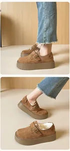 Gros plan sur bottines en daim marron avec doublure polaire chaude et boucle en métal