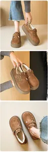 Détail de mules à plateforme en daim marron avec doublure peluche et boucle métal