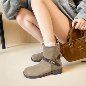 Khaki Wildleder-Stiefeletten mit Lederriemen und Goldring an einem Fashion-Model
