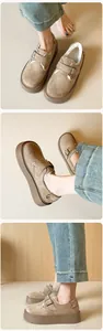 Vue détaillée des mocassins à plateforme en daim kaki avec doublure en fourrure blanche