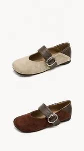Détails des ballerines Mary Jane avec motif léopard et textures en daim doux