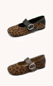 Détail de ballerines Mary Jane à motif léopard avec brides à boucles en noir et marron