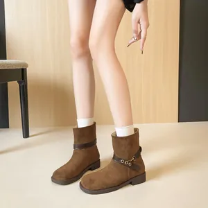 Braune Wildleder-Stiefeletten mit Plateausohle und Schnallendetails