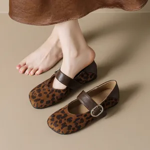 Ballerines Mary Jane léopard rétro avec texture en daim et bride marron élégante