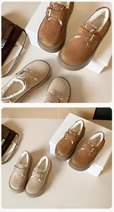 Détail de mules à plateforme d'hiver avec doublure en peluche et boucles métalliques