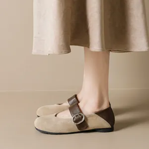 Ballerines Mary Jane rétro en daim beige avec lanière marron et boucle métallique ronde