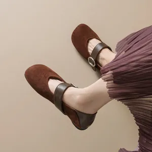 Ballerines Mary Jane rétro en daim marron foncé avec boucle en cuir et bout arrondi