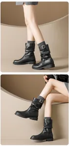 Detailsicht schwarze Damen-Lederstiefel mit Falten-Optik, Silberschnalle und Modedesign