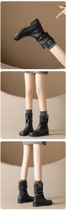 Detailansicht schwarzer Matten Lederstiefel mit Falten-Schaft und Metallschnallen