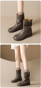 Detailansicht retro braune Lederstiefel mit schicker Faltenoptik und seitlicher Metallschnalle