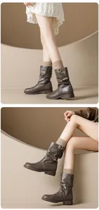 Detailansicht dunkelbrauner Slouchy-Damenstiefel mit Schnalle und mattem Leder-Finish