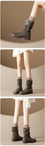 Detailansicht der Retro-Stiefel im britischen Stil mit Faltenstruktur und Metallschnalle