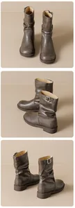 Detailansicht der braunen, matten Leder-Stiefel mit Falten-Design und Metallschnalle