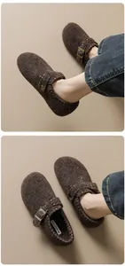 Detailansicht der braunen Wollfilz-Clogs mit Leder-Flechtkante und Metallschnalle am Schuh