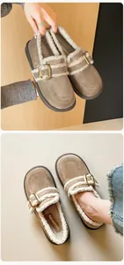Detalle de zapatos de ante marrón con forro de lana de cordero y hebilla dorada