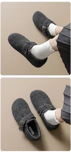 Detailansicht der dunkelgrauen Filz-Clogs mit Metallschnalle und gewebtem Besatz