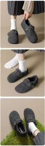 Details von dunkelgrauen Filz-Mules mit geflochtenem Besatz und Metallschnalle