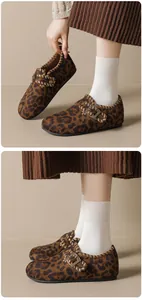 Detail von Birkenstock-Clogs mit Leopardenmuster, Plüschfutter und Metallschnalle