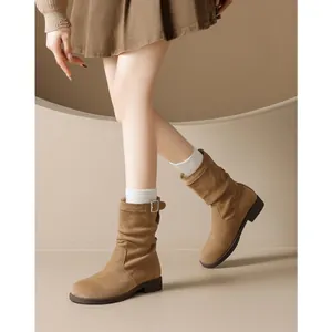 Bottes mi-mollet en daim marron foncé avec sangle à boucle métallique et bout rond