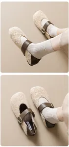 Dettaglio di ballerine Mary Jane in peluche con morbida texture e fibbia in pelle