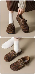 Detail von Hausschuhen mit Leopardenmuster, Plüschfutter und verstellbarer Schnalle