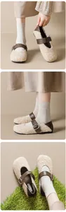 Dettaglio di scarpe Mary Jane in peluche beige con cinturino in pelle e fibbia
