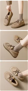Gros plan de mocassins en laine de mouton kaki avec doublure pelucheuse et petit nœud