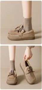 Détails de mocassins en daim kaki avec doublure en laine d'agneau chaude et nœud