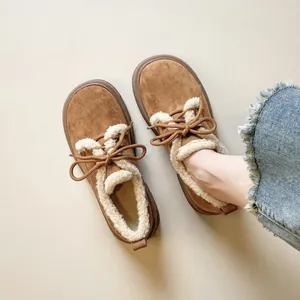 Bruine suède plateau loafers met pluizige fleecevoering en vetersluiting voor de winter