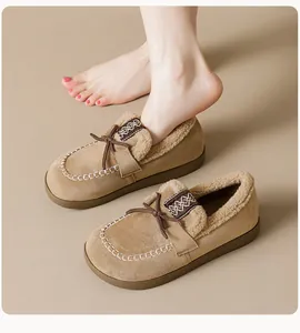 Gros plan sur les mocassins en daim camel avec doublure chaude en peau de mouton