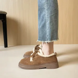 Bruine suède loafers met platform en bontvoering voor dames in een knusse woning