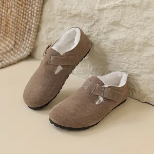 Sabots en daim marron avec doublure chaude en fausse fourrure blanche et boucle réglable