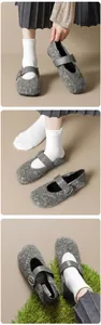 Tre viste di ballerine Mary Jane in feltro grigio con cinturino in pelle e fibbia in metallo