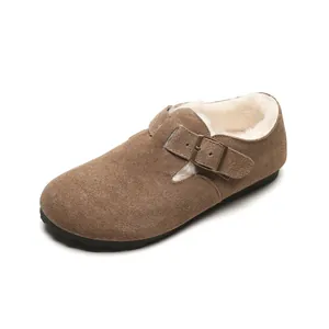 Sabots en cuir suédé marron avec doublure chaude en fausse fourrure et boucle réglable