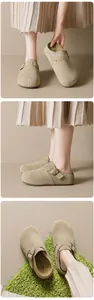 Détails macro des mules en daim kaki avec boucles en métal réglables et semelles en gomme