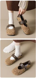Dettagli delle ballerine Mary Jane in peluche marrone con cinturino in pelle