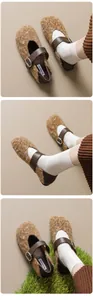 Dettaglio di ballerine Mary Jane in peluche marrone con cinturino in pelle e fibbia